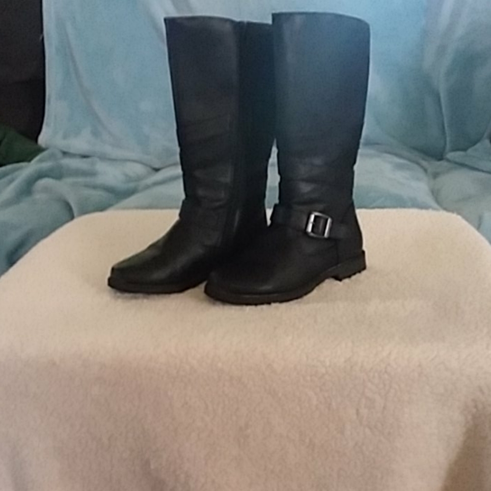 Girls black boots low heeled like new
